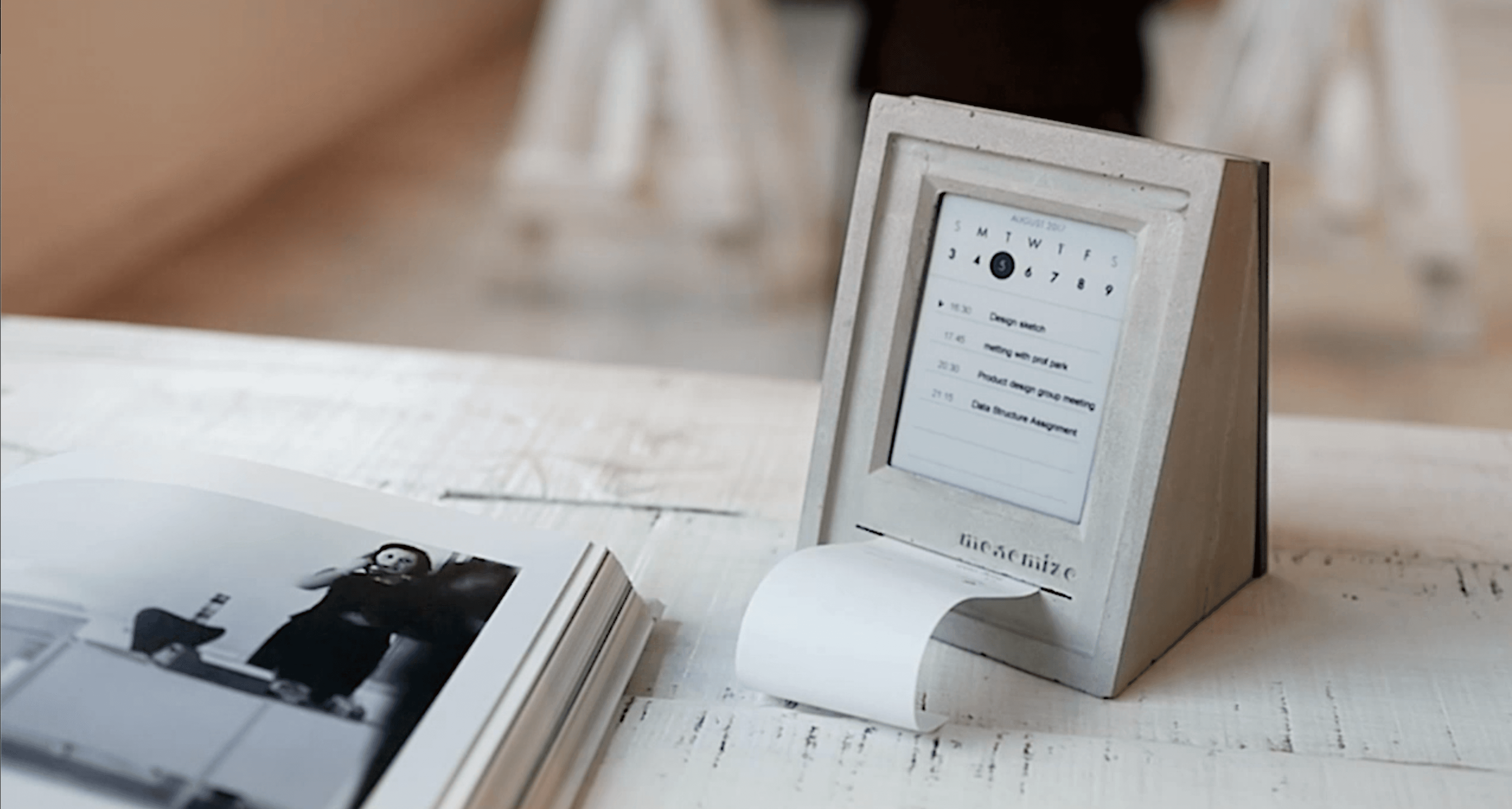 Monomizo: A Tangible Desktop Artifact Providing Schedules from E-ink Screen to Paper
