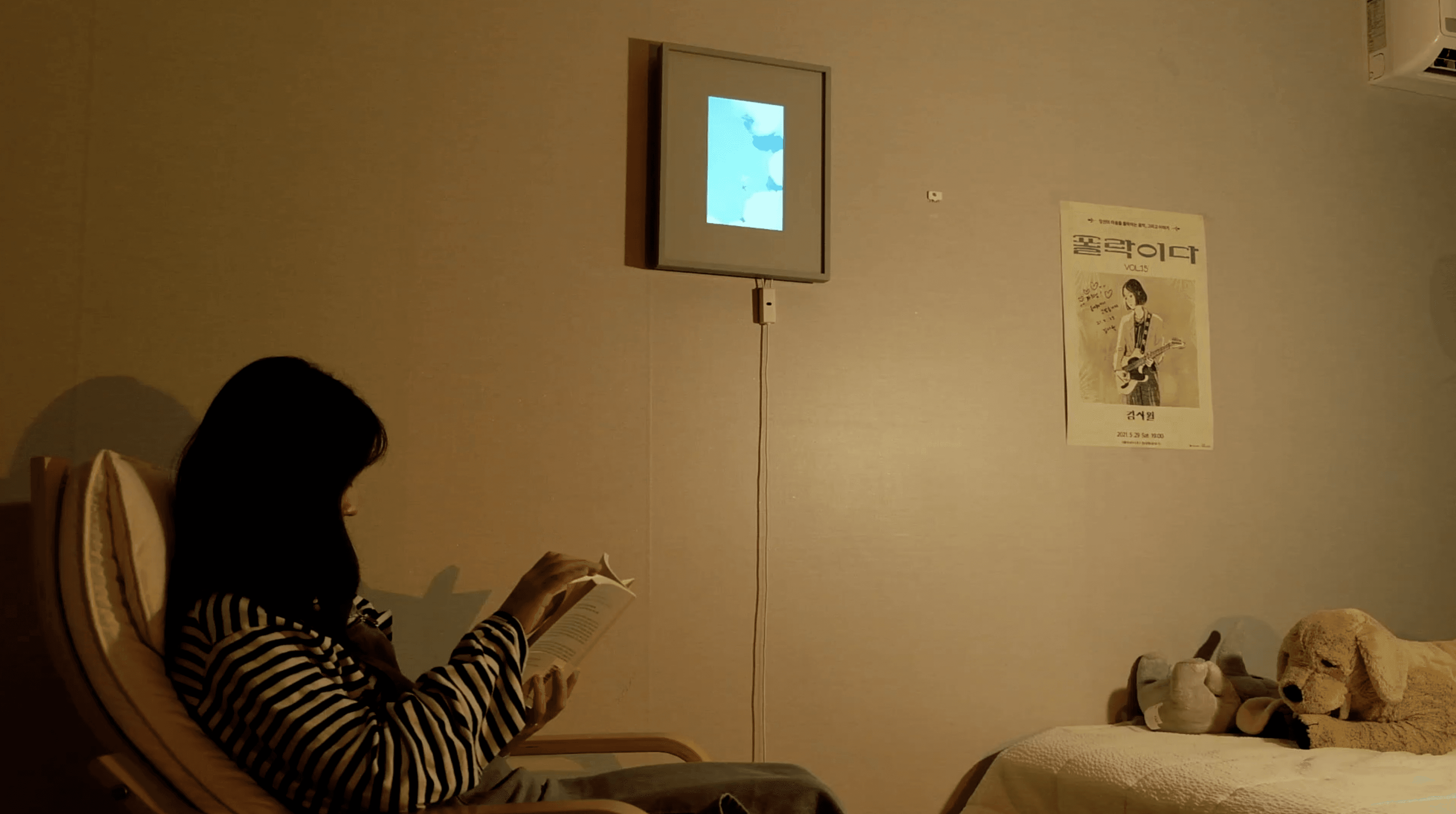 Design and field trial of EmotionFrame: exploring self-journaling experiences in homes for archiving personal feelings about daily events